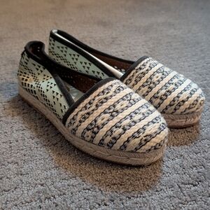 Elegant Dark Navy and White Patterned Loafers